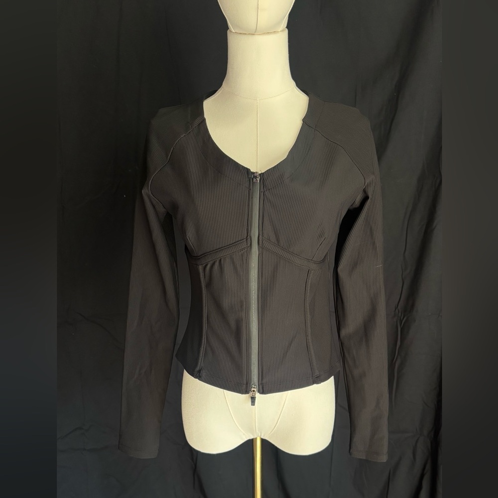 AKIRA Black Fitted athletic top